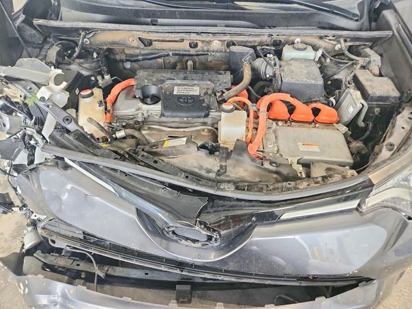 2016 TOYOTA RAV4 XLE (M Grade) — Engine bay