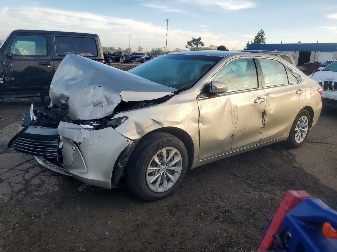 2015 TOYOTA CAMRY — Front 3/4
