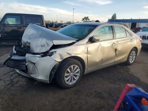 2015 TOYOTA CAMRY — Front 3/4