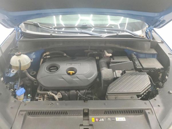 2017 HYUNDAI TUCSON SE (no options) — Engine bay