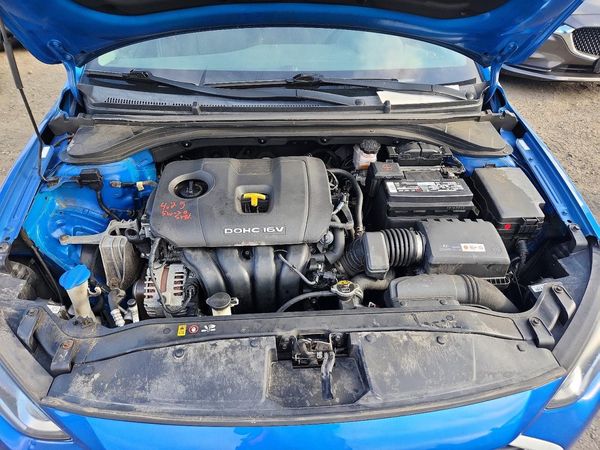 2017 HYUNDAI ELANTRA — Engine bay