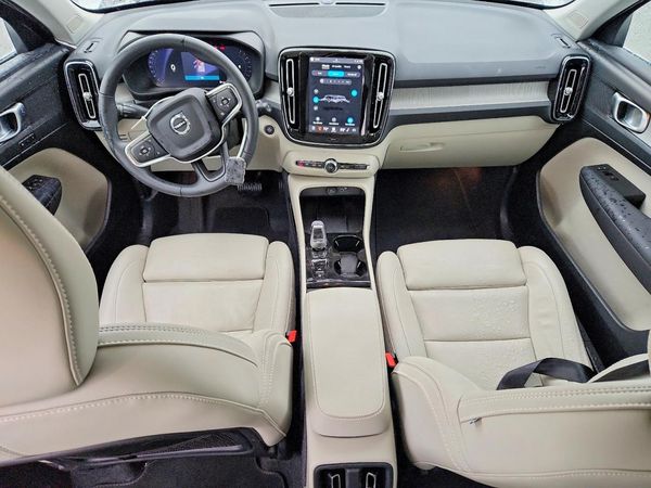 2025 VOLVO XC40 Plus Bright