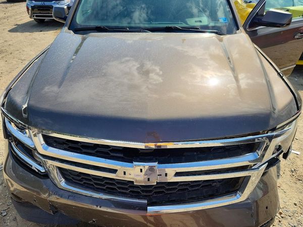 2015 CHEVROLET SUBURBAN LT — Engine bay