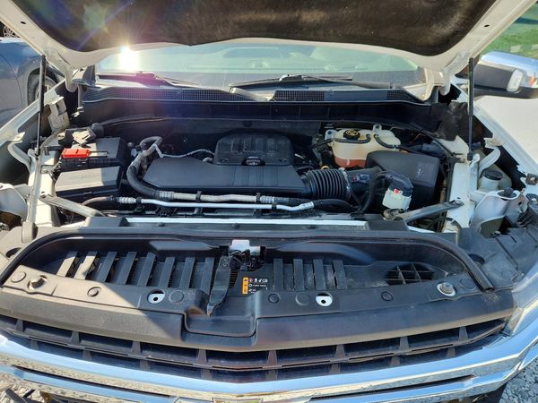 2020 CHEVROLET SILVERADO LT — Engine bay