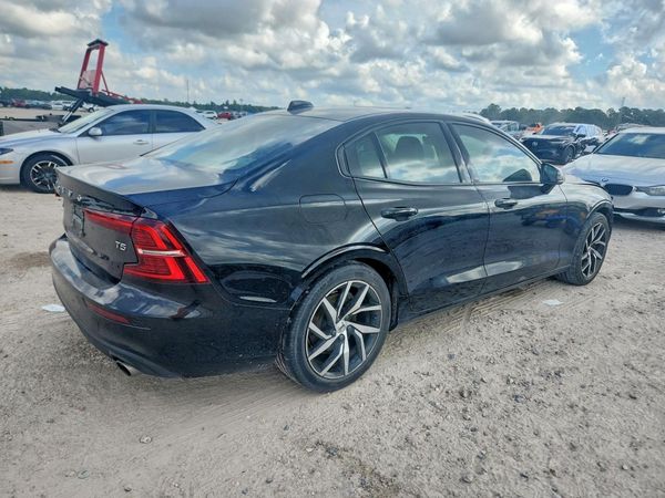 2019 VOLVO S60 Momentum