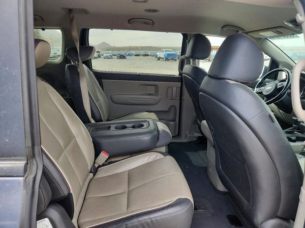 2017 KIA SEDONA LX