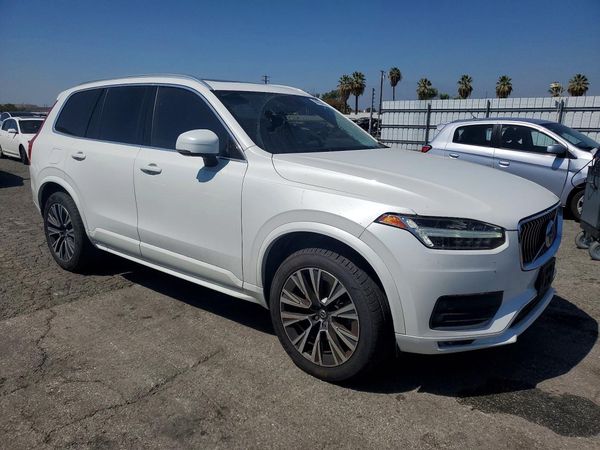 2020 VOLVO XC90 Momentum — Passenger 3/4