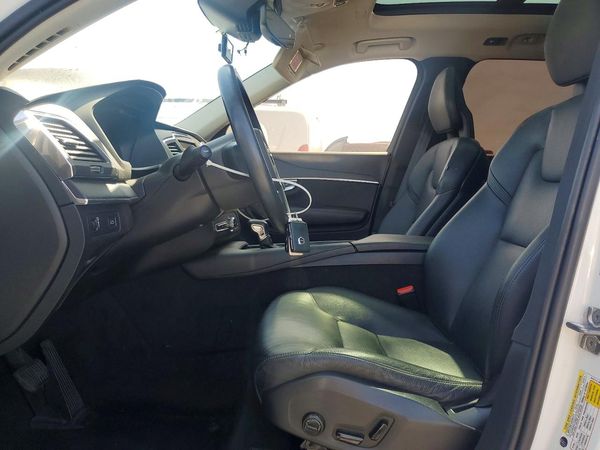 2020 VOLVO XC90 Momentum — DENT