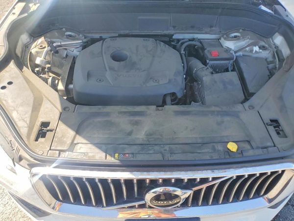 2020 VOLVO XC90 Momentum — Engine bay