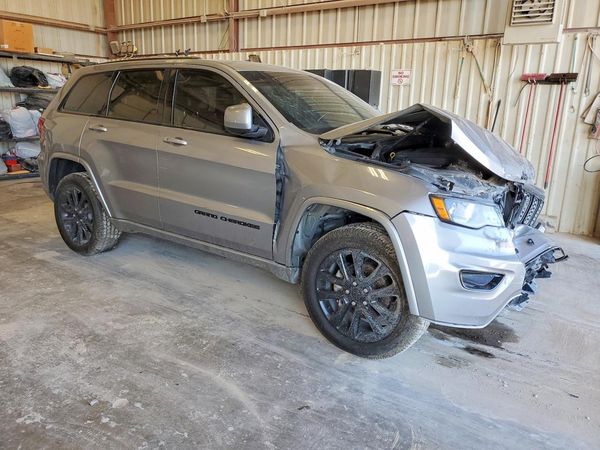 2020 JEEP GRAND CHEROKEE Laredo — Passenger 3/4
