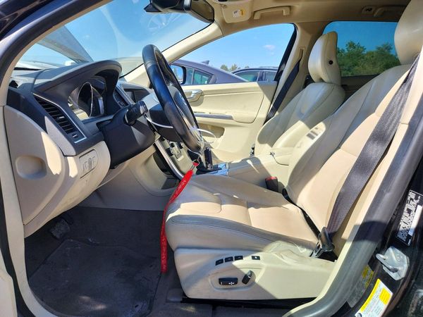 2015 VOLVO XC60 Platinum (non R design)