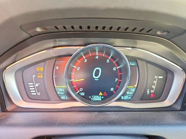 2015 VOLVO XC60 Platinum (non R design)
