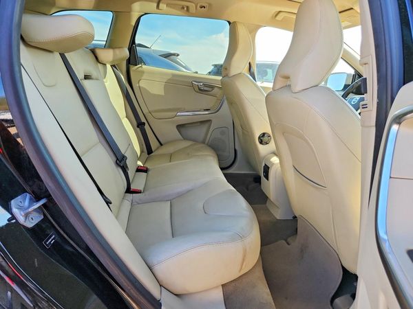2015 VOLVO XC60 Platinum (non R design)