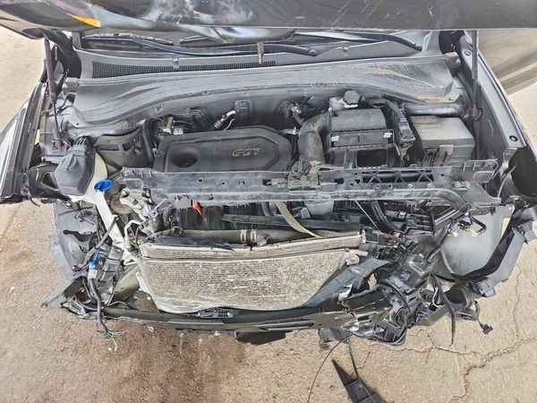 2019 HYUNDAI SANTA FE SE — Engine bay