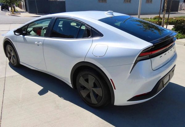 2025 TOYOTA PRIUS