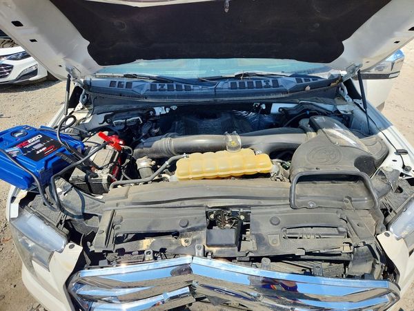 2017 FORD F150 — Engine bay