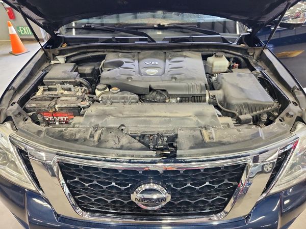 2020 NISSAN ARMADA — Engine bay