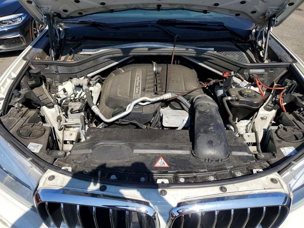 2015 BMW X5 xDrive35i — Engine bay