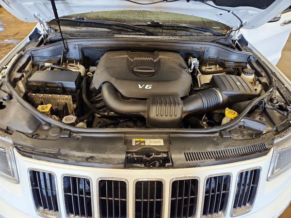 2014 JEEP CHEROKEE Limited — Engine bay