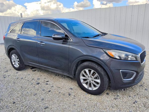 2018 KIA SORENTO L, LX — Passenger 3/4