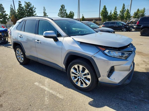 2020 TOYOTA RAV4 XLE Premium — Passenger 3/4