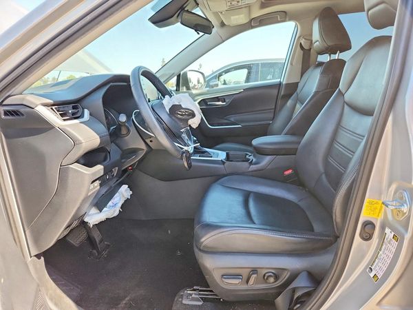 2020 TOYOTA RAV4 XLE Premium — DENT