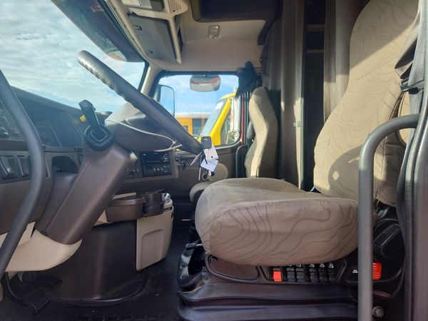 2018 VOLVO VNL — DENT