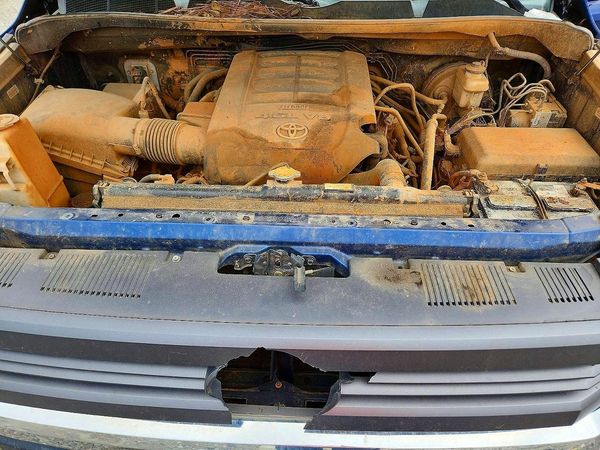 2015 TOYOTA TUNDRA SR5 Grade — Engine bay