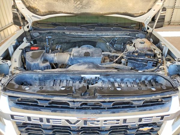 2022 CHEVROLET SILVERADO LT — Engine bay