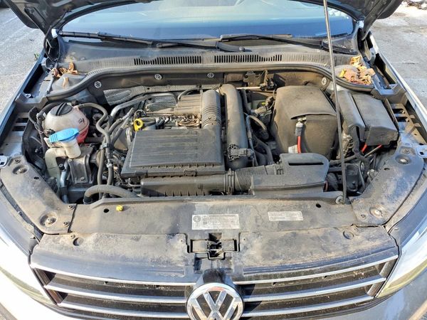2017 VOLKSWAGEN JETTA — Engine bay