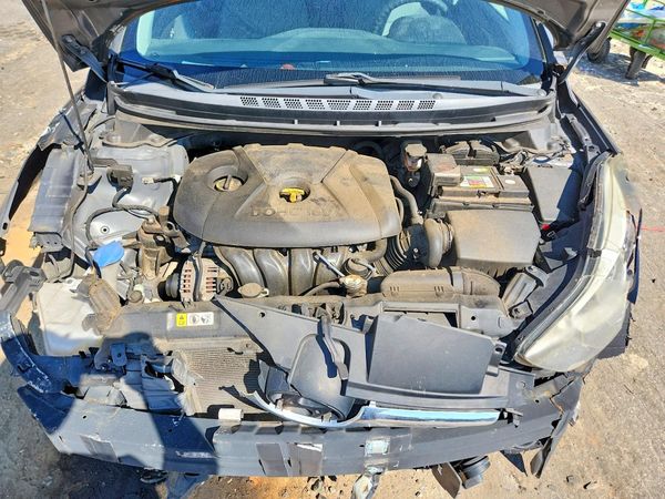 2014 HYUNDAI ELANTRA — Engine bay