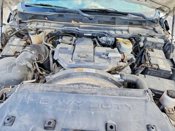 2014 RAM 3500 CREW CAB CHASSIS — Engine bay