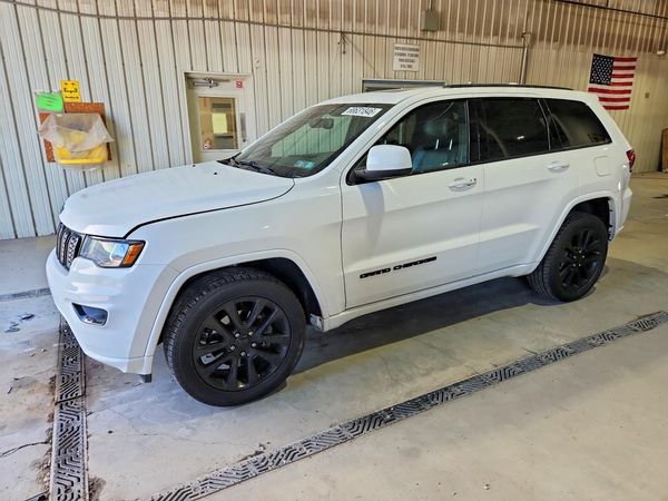 2019 JEEP GRAND CHEROKEE Laredo — Front 3/4