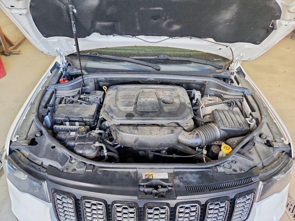 2019 JEEP GRAND CHEROKEE Laredo — Engine bay