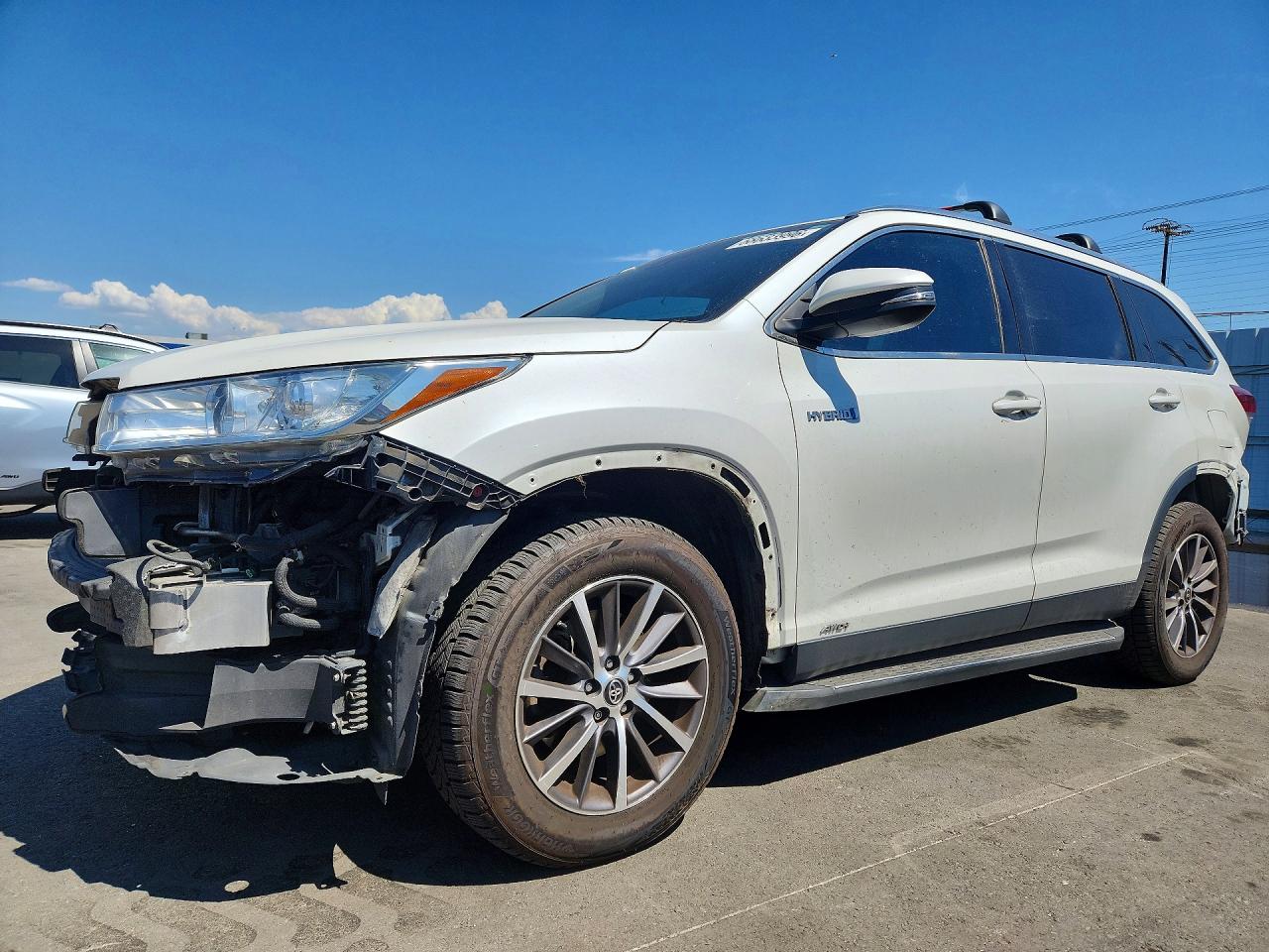 2019 TOYOTA HIGHLANDER XLE Hybrid — Front 3/4