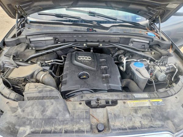 2014 AUDI Q5 Premium Plus — Engine bay