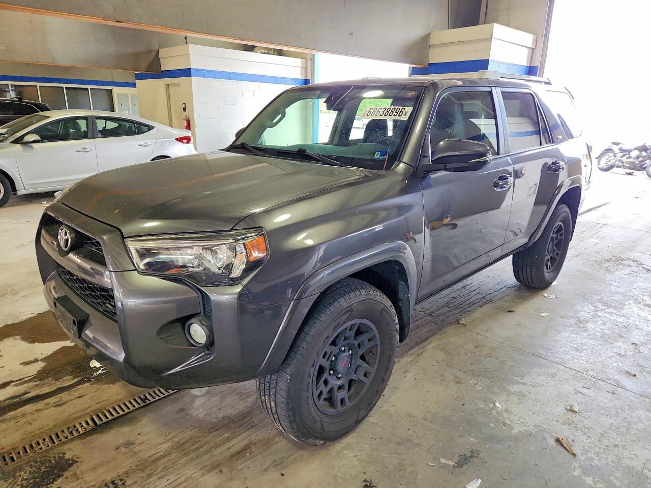 2016 TOYOTA 4RUNNER Base Grade — Front 3/4