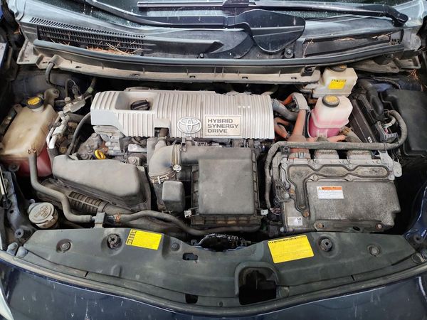 2012 TOYOTA PRIUS — Engine bay