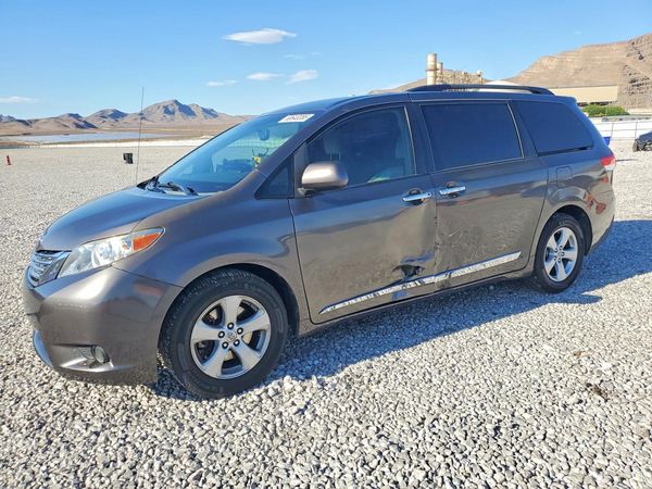 2014 TOYOTA SIENNA