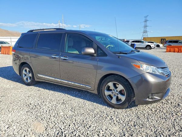 2014 TOYOTA SIENNA