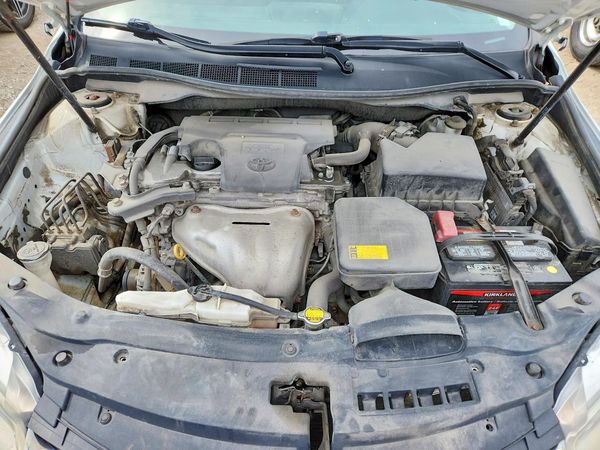 2015 TOYOTA CAMRY — Engine bay
