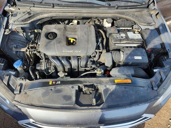 2018 HYUNDAI ELANTRA — Engine bay