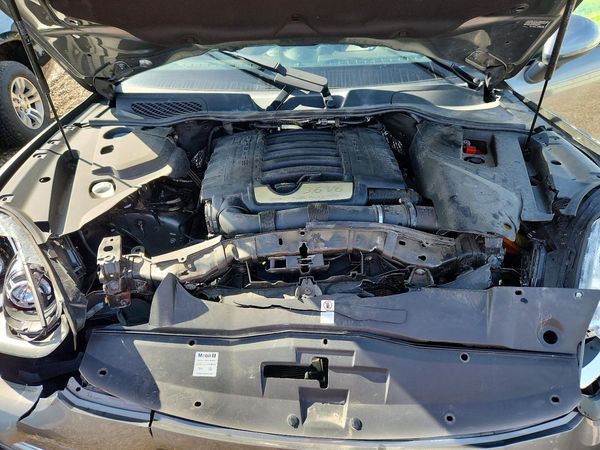 2017 PORSCHE CAYENNE — Engine bay