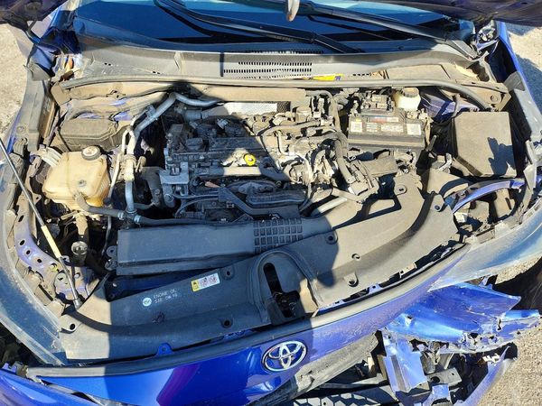 2020 TOYOTA COROLLA SE, CVT — Engine bay