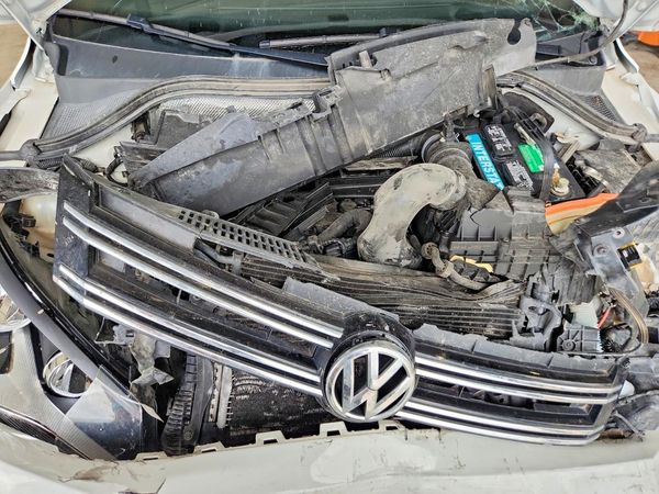 2017 VOLKSWAGEN TIGUAN — Engine bay