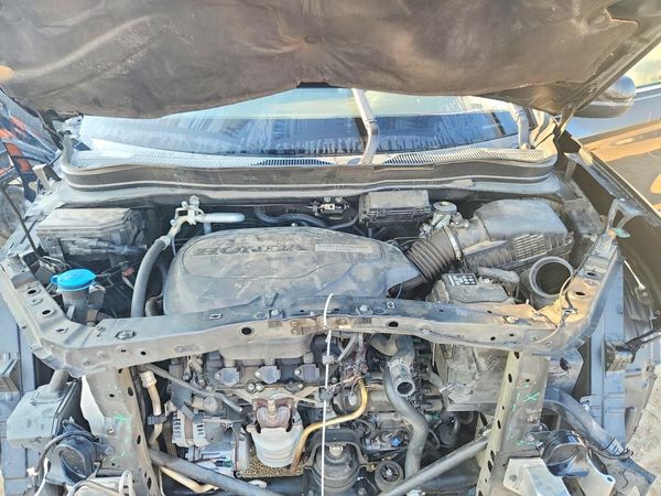 2017 HONDA PILOT EXL — Engine bay