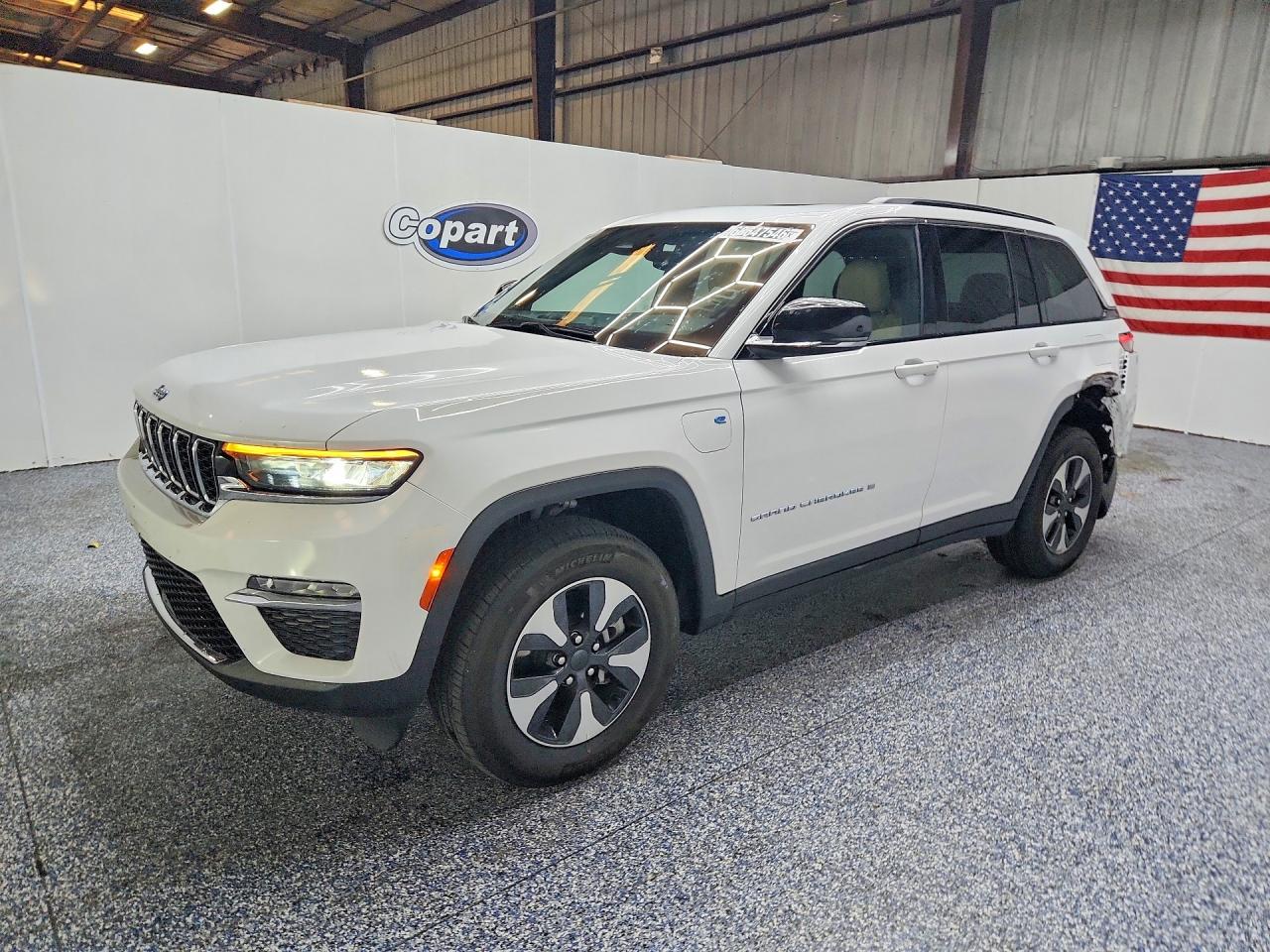 2024 JEEP GRAND CHEROKEE Limited 4XE — Front 3/4