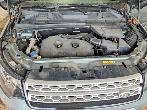 2016 LAND ROVER DISCOVERY HSE — Engine bay