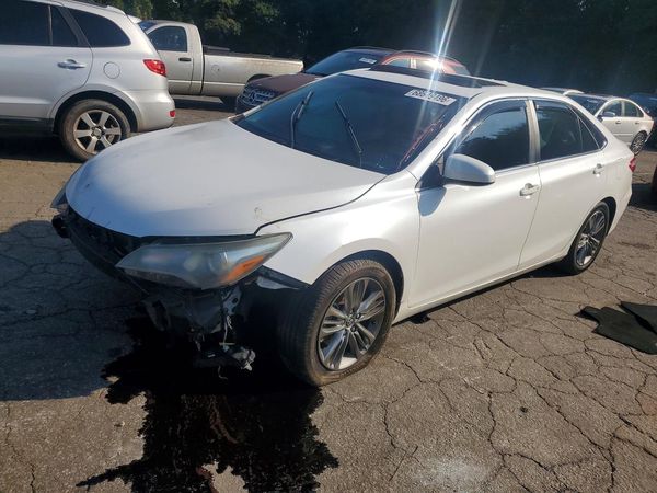 2015 TOYOTA CAMRY — Front 3/4