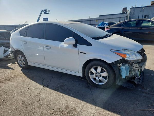 2015 TOYOTA PRIUS — Passenger 3/4